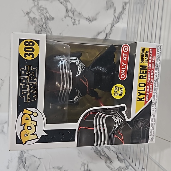 Funko- Kylo Ren 308 glows in the dark - Picture 1 of 2